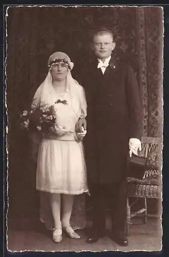 Foto-AK Braut und Bräutigam mit Blumenstrauss