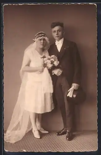 Foto-AK Junges Brautpaar zu seiner Hochzeit