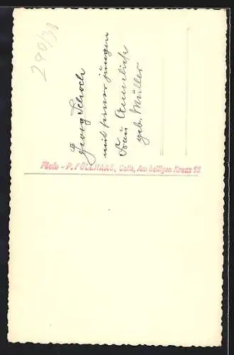 Foto-AK Lächelndes Brautpaar in einem Garten