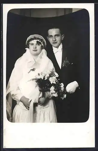 Foto-AK Porträt eines jungen Paares zu seiner Hochzeit