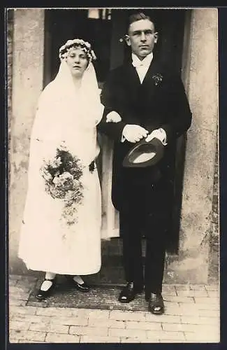 Foto-AK Brautpaar vor einer Haustür