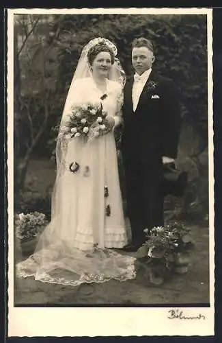Foto-AK Neu verheiratetes Brautpaar im Garten