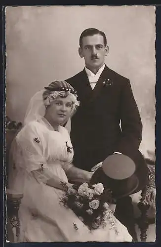 Foto-AK Sitzende Braut neben stehendem Ehemann