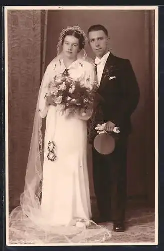 Foto-AK Junges Brautpaar mit Blumenstrauss