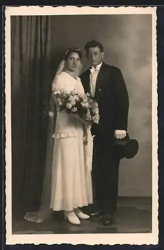 Foto-AK Porträt eines Brautpaares mit Blumenstrauss