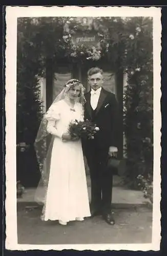 Foto-AK Junges Brautpaar vor geschmückter Eingangstür