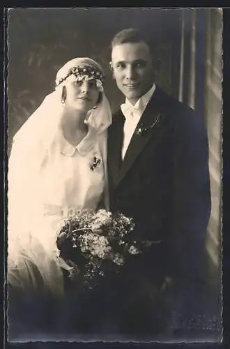 Foto-AK Lächelndes Brautpaar im Porträt