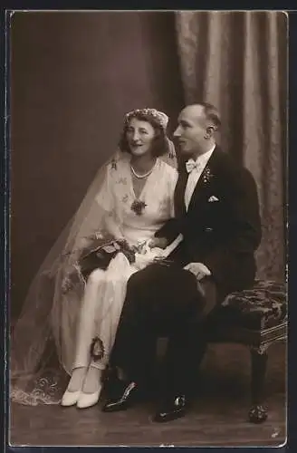 Foto-AK Brautpaar sitzt auf einer Bank