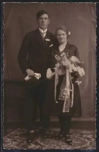 Foto-AK Brautpaar in dunkler Kleidung