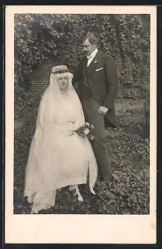 Foto-AK Brautpaar in einem Garten