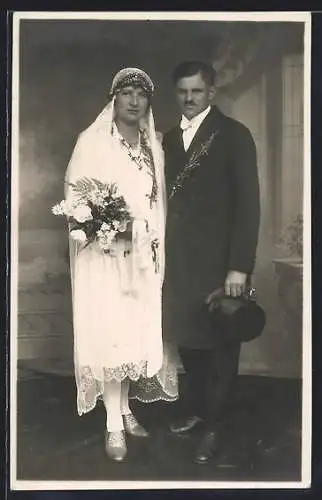 Foto-AK Braut und Bräutigam im Hochzeitsporträt