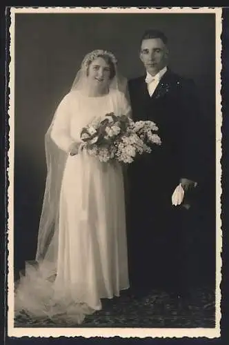 Foto-AK Neuverheiratetes Paar in Hochzeitskleid und -anzug