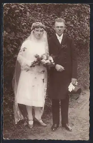 Foto-AK Junges Brautpaar in einem Garten
