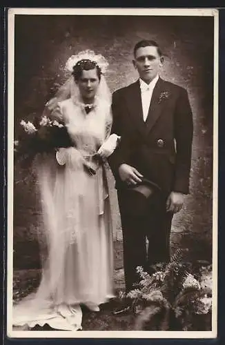 Foto-AK Braut und Bräutigam vor einer Hauswand