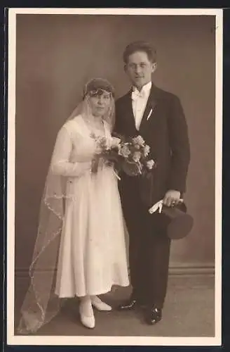 Foto-AK Junges Paar zu seiner Hochzeit