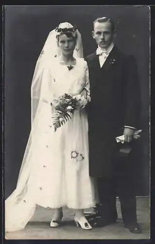 Foto-AK Porträt eines jungen Brautpaares