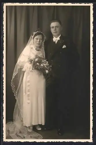 Foto-AK Braut mit Tulpenstrauss nebst Bräutigam