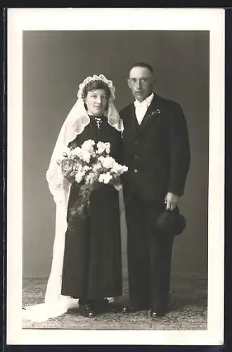 Foto-AK Braut in dunklem Kleid nebst Bräutigam