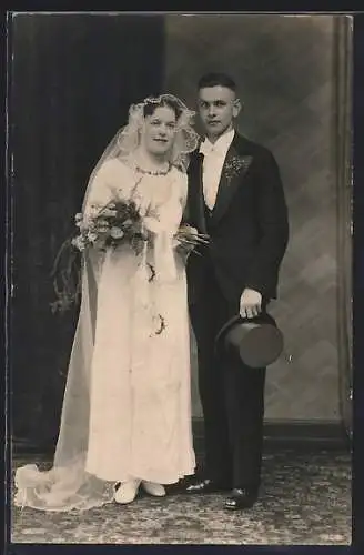 Foto-AK Porträt eines jungen Brautpaares