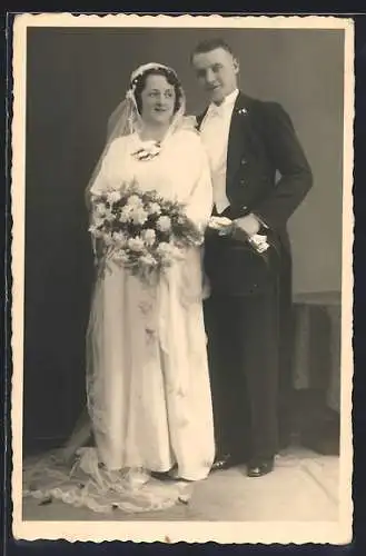 Foto-AK Lächelndes Brautpaar im Porträt