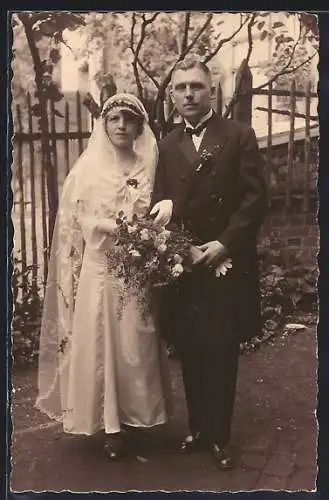 Foto-AK Braut und Bräutigam in einem Garten