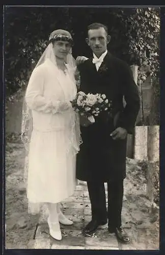 Foto-AK Neu verheiratetes Brautpaar im Freien