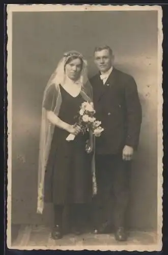 Foto-AK Brautpaar in dunkler Kleidung