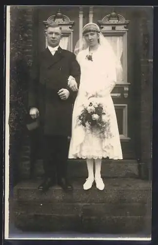 Foto-AK Brautpaar vor seiner Haustür