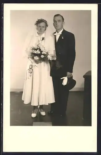 Foto-AK Brautpaar mit Rosenstrauss im Porträt