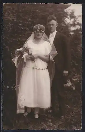 Foto-AK Braut und Bräutigam im Garten