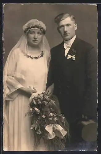 Foto-AK Junges Brautpaar im Porträt