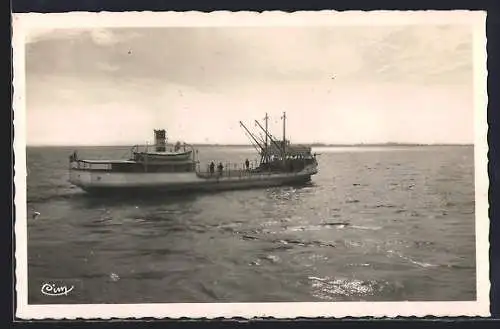 AK Pauillac, Le Bac Les Deux Rives sur l`eau calme