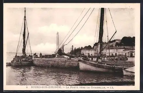 AK Bourg-sur-Gironde, La Porte vers la Citadelle avec voiliers amarrés