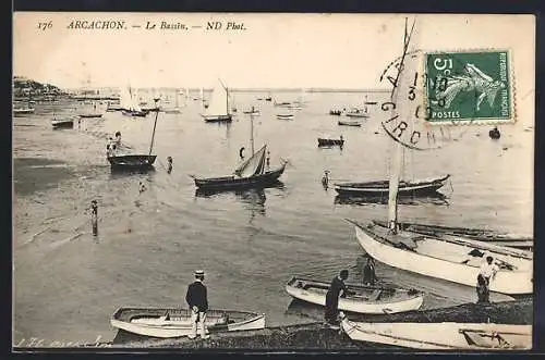 AK Arcachon, Le Bassin avec voiliers et bateaux amarrés