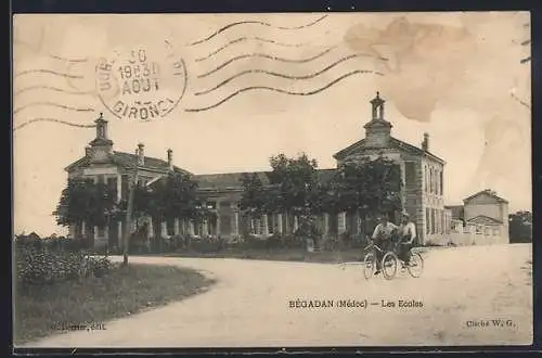 AK Bégadan, Les Écoles avec cyclistes devant le bâtiment