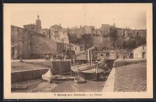 AK Bourg-sur-Gironde, Le Chenal et les bateaux amarrés devant la ville historique