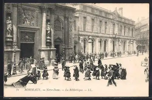 AK Bordeaux, Notre-Dame et la Bibliothèque avec passants