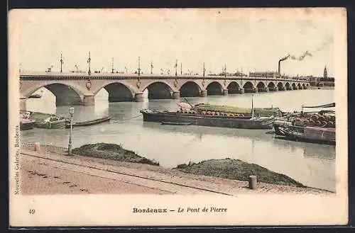AK Bordeaux, Le Pont de Pierre avec péniches sur la Garonne