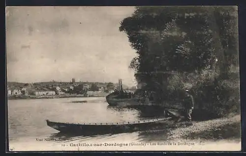 AK Castillon-sur-Dordogne, Les bords de la Dordogne avec canoë et village en arrière-plan