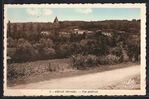 AK Aillas, Vue générale du village dans la campagne girondine