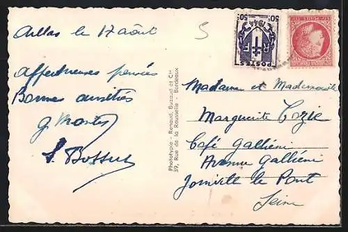 AK Aillas, Vue générale du village dans la campagne girondine