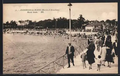 AK Andernos-les-Bains, Promenade animée le long du bassin d`Arcachon