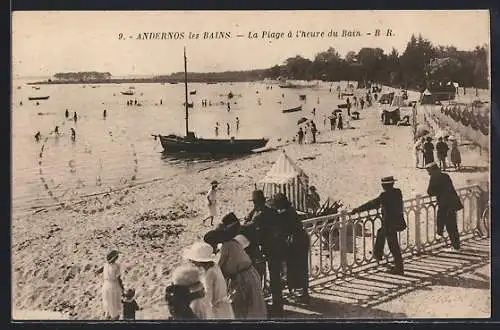 AK Andernos-les-Bains, La Plage à l`heure du Bain avec baigneurs et bateaux