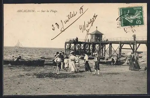 AK Arcachon, Sur la Plage, scène animée avec promeneurs et jetée au bord de la mer