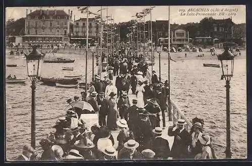 AK Arcachon, La Jetée-Promenade animée par des promeneurs élégants