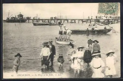 AK Arcachon, La Plage et la Jetée avec baigneurs et bateau