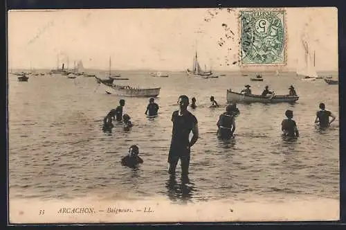 AK Arcachon, Baigneurs en mer avec bateaux au loin