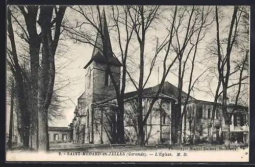 AK Saint-Médard-en-Jalles, L`église entourée d`arbres en hiver