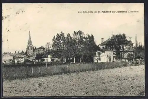 AK Saint-Médard-de-Guizières, Vue générale du village et de l`église en arrière-plan