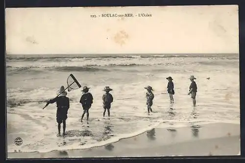 AK Soulac-sur-Mer, L`Océan avec des enfants jouant dans les vagues